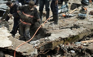 Le bilan de l'effondrement de l'immeuble de Bombay est passé dimanche à 60 morts et les sauveteurs ont cessé la recherche des corps, a annoncé un responsable.