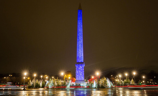La «forêt scintillante» qui habille la place de la Concorde et une projection lumineuse sur l'Obélisque.