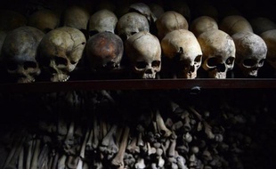 Crânes et restes humains au memorial du genocide de Nyamata, à l'intérieur d'une église catholique, où des milliers de personnes ont été massacrées durant le génocide de 1994 au Rwanda, photo du 4 avril 2014