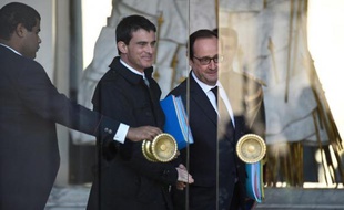 Poignée de mains entre le Premier ministre Manuel Valls et le président François Hollande à l'issue du Conseil des ministres le 4 février 2015 à l'Elysée à Paris