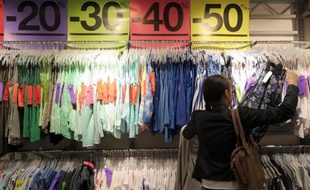 La première journée des soldes d'été s'est terminée sur une note globalement satisfaisante pour les commerçants, qui, après une matinée un peu molle, ont enregistré un redressement des ventes dans l'après-midi.