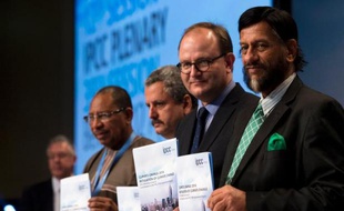 Le président du Groupe intergouvernemental d'experts sur le climat (Giec), Rajendra Pachauri (d) et d'autres responsables du Giec présentant le dernier rapport du Groupe, le 13 avril 2014 à Berlin