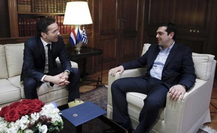 Le nouveau Premier ministre grec Alexis Tsipras (d) et le patron de la zone euro Jeroen Dijsselbloem, lors d'une rencontre à Athènes, le 30 janvier 2015