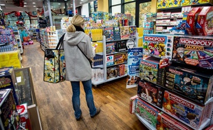 Entre profiter des offres alléchantes du Black Friday et attendre la réouverture des commerces par solidarité, les Français sont partagés. (Illustration)