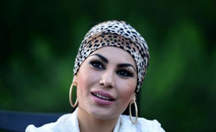 Aryana et Fereshta ont grandi loin de leur terre natale, l'Afghanistan, puis y sont revenues pour être chanteuse, actrice. Elles ont découvert un pays changé, avide de liberté, mais aussi les haros des conservateurs pour qui une femme n'a pas le droit de faire de la musique ou du cinéma