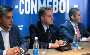 Sebastian Moreno (à g.), président de la fédération chilienne de football, Rodolfo Landim (au centre), président de Flamengo, et Rogerio Caboclo, président de la Confédération de football brésilien, ont annoncé le reprogrammation de la finale de la Copa Libertadores.