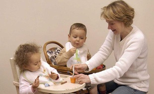 Une assistante maternelle et des enfants.