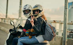 Si les plus petits scooters sont accessibles sans permis, ils imposent tout de même de respecter plusieurs règles trop souvent négligées.