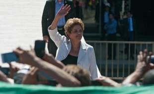 Dilma Rousseff quitte le siège de la présidence par la porte principale saluée par des centaines de partisans à Barasilia, le 12 mai 2016