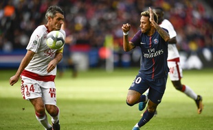 Jérémy Toulalan a souvent été pris à défaut par Neymar.