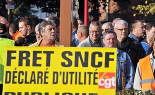 En 2009, cheminots et élus locaux manifestaient à Somain, pour la défense du fret ferroviaire et contre les menaces de fermeture de la gare de triage de la ville.