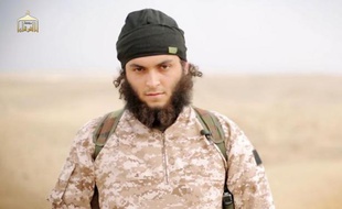 Image tirée d'une vidéo diffusée le 16 novembre 2014 par al-Furqan Media montrant le Français Mickaël Dos Santos, membre du groupe Etat islamique et identifié comme étant l'un des jihadistes ayant décapité des soldats syriens