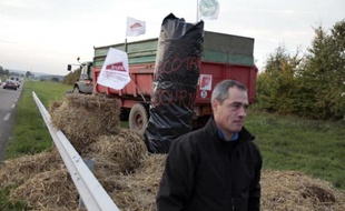 Un agriculteur membre de la FNSEA manifeste contre l'écotaxe, le 22 octobre 2013 à Eslettes (Seine-Maritime)
