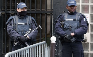 Des policiers en faction devant le commissariat de la goutte d'Or