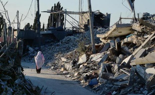 Une femme palestinienne au milieu des gravas des maisons détruites à Beit Hanoun dans le nord de la bande de Gaza, le 12 aout 2014