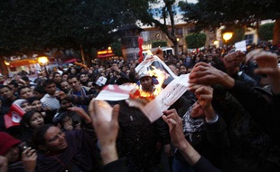 Des Tunisiens fête le premier anniversaire de la «révolution du jasmin» en brûlant un portrait de l'ex-président Ben Ali, le 14 janvier 2012, à Tunis.