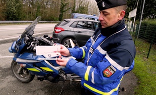 Le commandant de gendarmerie Cousi présente les deux tests salivaires en expérimentation.