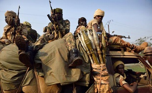 Les troupes tchadiennes escortent des civils tchadiens fuyant des violences à Bangui, le 16 janvier 2014.