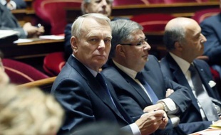 Jean-Marc Ayrault a annoncé jeudi soir que le crédit d'impôt pour les entreprises dans le cadre du pacte de compétitivité serait introduit, par amendement, dans le budget rectificatif 2013, ainsi qu'une "2e loi début 2013" pour définir les "contreparties liées à son utilisation".