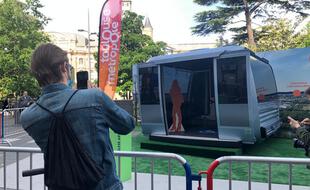 Près de Capitole, les Toulousains découvrent une des cabines de Téléo, le téléphérique urbain qui doit être mis en service fin 2021.