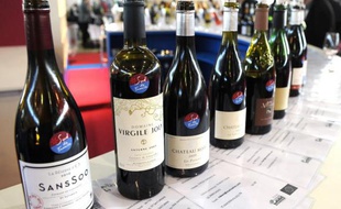 Des bouteilles de vin bio exposées au salon "Millesime Bio 2012", le 23 janvier 2012 à Montpellier