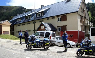 Gendarmes devant le chalet Saint-Bernard à Ascou, dans l'Ariège, le 10 juillet 2014, après la mort d'un garçon de 8 ans victime d'une intoxication alimentaire