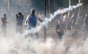 Une personne au milieu des gaz lacrymogènes tirés par la police lors d'une manifestation propalestinienne interdite à Paris, le 26 juillet 2014