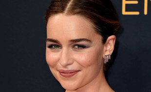 Emilia Clarke arrive à la cérémonie des 68e Emmy Awards, le 18 septembre 2016, à Los Angeles.