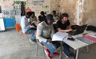 Dans les locaux de Booq, les migrants perfectionnent leur italien (au second plan de gauche à droite, Abdi, Lamine, Micol et Fadou, puis au 1er plan, Mohamed et Gabriele).