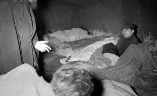 Il y a 60 ans, le 1er février 1954, l'abbé Pierre lançait un vibrant appel en faveur des sans-abri, un "coup de gueule" "toujours d'actualité" selon les spécialistes de l'aide aux plus démunis, dans une France qui compte 3,5 millions de mal-logés.