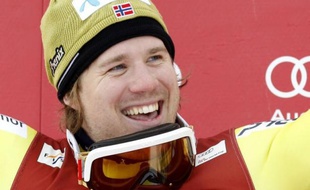 Le Norvégien Kjetil Jansrud a décroché enfin son premier succès en Coupe du monde de ski alpin en enlevant dimanche le deuxième super-G de Kvitfjell, après avoir manqué d'un souffle la victoire lors des deux autres épreuves de vitesse du week-end.