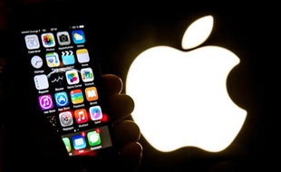 Un iPhone devant le logo de la marque Apple, le 30 janvier 2015 à Lille