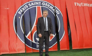 Carlo Ancelotti, nouveau coach du PSG, pose pour la presse lors de sa présentation officielle au Parc des Princes, vendredi 30 décembre 2011