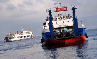Un ferry à destination de Java dans le port de Gilimanuk à Bali, le 17 août 2012