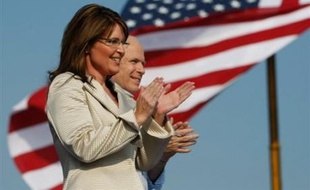 La convention républicaine réunie à St Paul (Minnesota, nord) se trouvait toujours dans l'oeil du cyclone mardi alors que s'accumulent des révélations embarrassantes sur Sarah Palin, la colistière du candidat à la Maison Blanche John McCain.