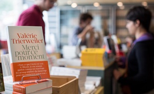 Le nouveau livre de Valérie Trierweiler occupe déjà une bonne partie des librairies.