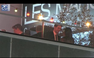 Kristen Stewart et Robert Pattinson s'embrassent à Cannes, le 23 mai 2012.
