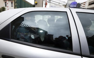 Moussa Coulibaly (3è sur la gauche) sort le 5 février 2015 des bureaux de la police de Nice pour être transféré à Paris