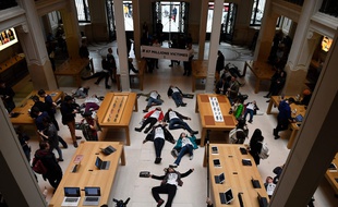 Des militants d'Attac lors d'une manifestation contre l'évasion fiscale dans un magasin Apple à Paris, samedi 7 avril.