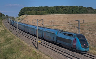 Un TGV Ouigo circule sur la LGV Sud-Est a proximite de Misy sur Yonne en direction de Paris, (19 juillet 2020)