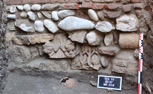 Les deux chapiteaux romans du XIIe siècle retrouvés lors des fouilles de la place Saint-Sernin à Toulouse.