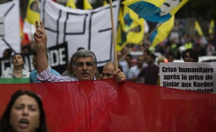 Des manifestants à Paris à l'appel d'associations kurdes pour dénoncer les "massacres" commis par l'Etat islamique (EI) au Kurdistan irakien, le 9 août 2014