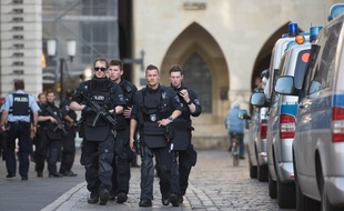 Münster, le 7 avril 2018. - Des policiers patrouillent à Münster, commune du nord-ouest de l'Allemagne, après qu'une voiture a foncé dans la foule et fait au moins quatre morts.