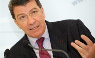 Le ministre de l'Education nationale, Xavier Darcos, a déclaré lundi sur Europe 1 qu'il ne consulterait pas les syndicats sur la question du service minimum d'accueil (SM