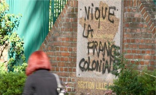 Une plaque commémorative souillée.