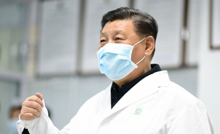 Le numéro un chinois Xi Jinping en visite dans un hôpital à Pékin, en Chine, le 10 février 2020.