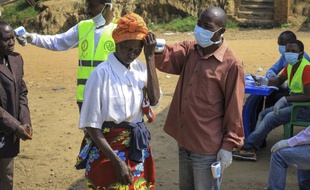Des contrôles sont effectués à la frontière entre la République démocratique du Congo et l'Ouganda.