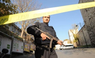 La voiture avec laquelle l'homme armé qui a ouvert le feu mercredi dans un quartier historique et touristique d'Istanbul est arrivé sur les lieux de son acte est immatriculée en Syrie, a affirmé le ministre turc de l'Intérieur, Idris Naim Sahin, cité par l'agence de presse Anatolie.