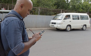 Un Indien jouant à Pokémon GO à Phnom Penh le 10 août 2016.