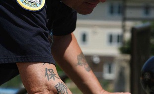 Photo d'illustration: Un policier arbore des tatouages sur ses avant-bras.